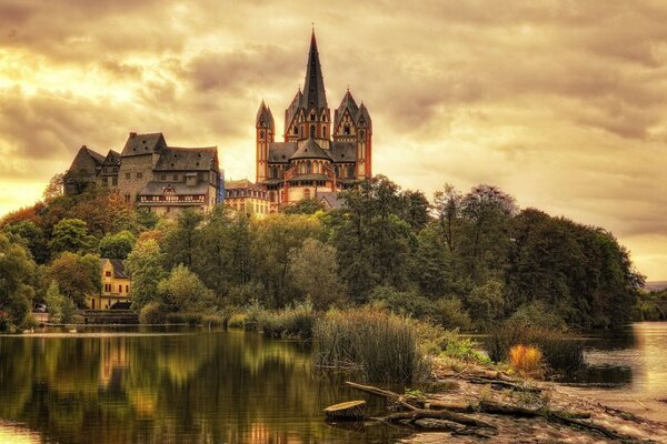 Ein Schloss mitten in einem Park in Deutschland