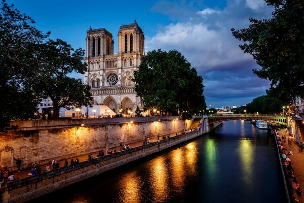 La famosa Notre Dame de Paris a Parigi