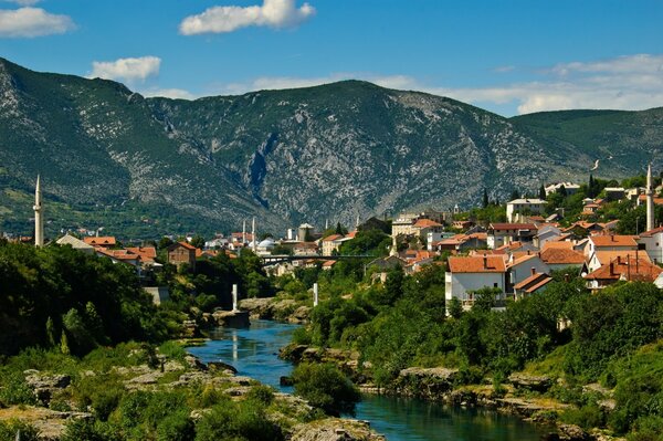 Piccola città ai piedi della montagna sul fiume