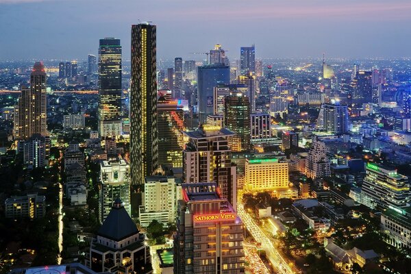 The evening city of Bangkog does not sleep