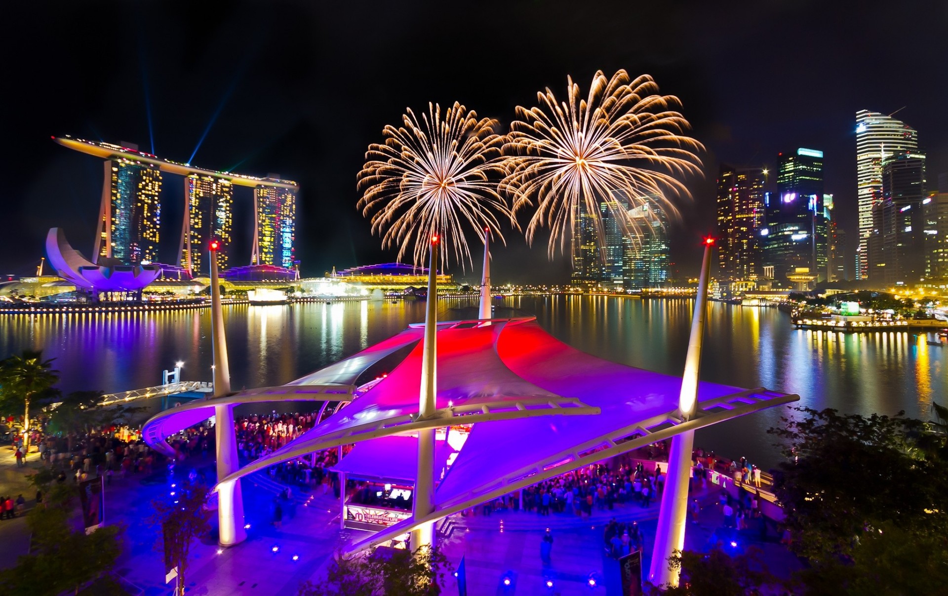 noc fajerwerki woda singapur marina bay sand