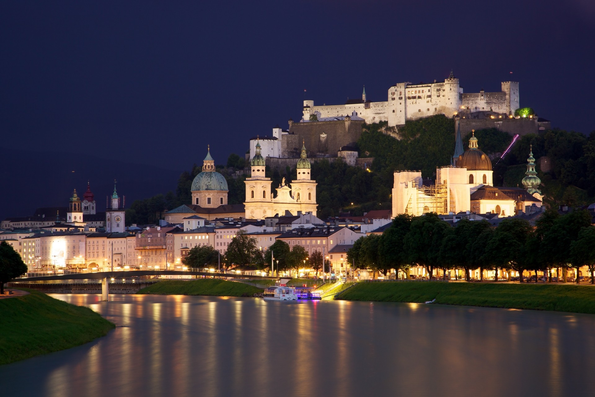 luces iglesia catedral noche río bloqueo puente muelle ciudad salzburgo salzach austria capillas casas