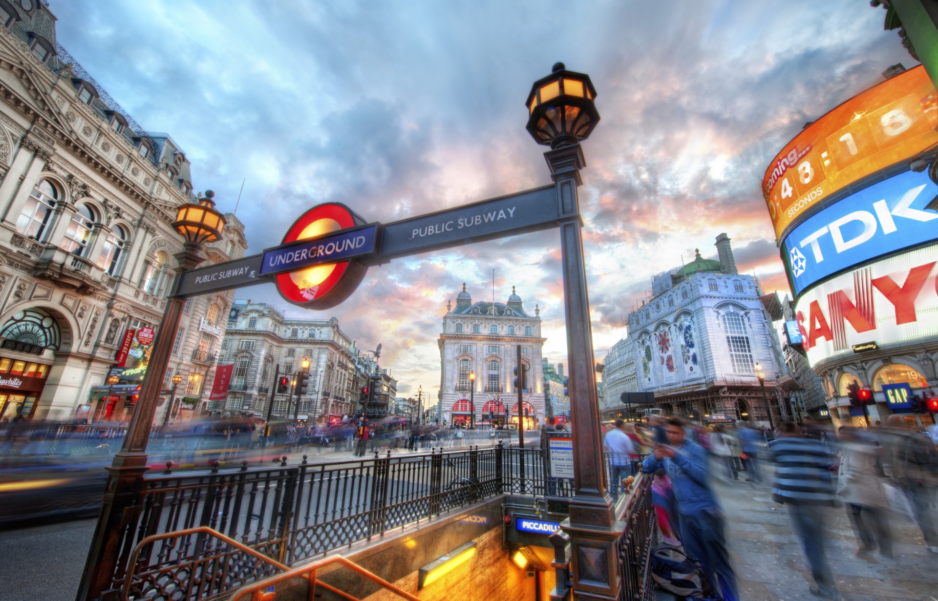 u-bahn schaufenster straße häuser stadt london autos wegweiser menschen