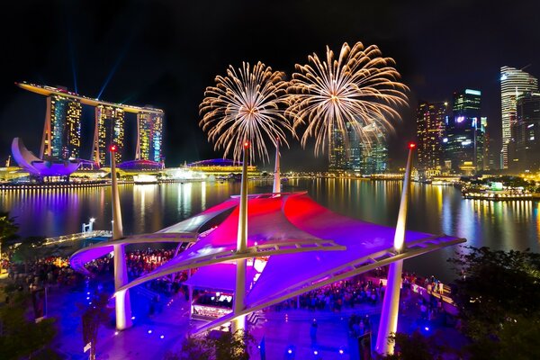 Por la noche en Singapur, Marina bay sands mostró fuegos artificiales