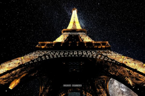 La Torre Eiffel guarda il cielo