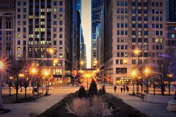 La città serale di Chicago sotto le luci