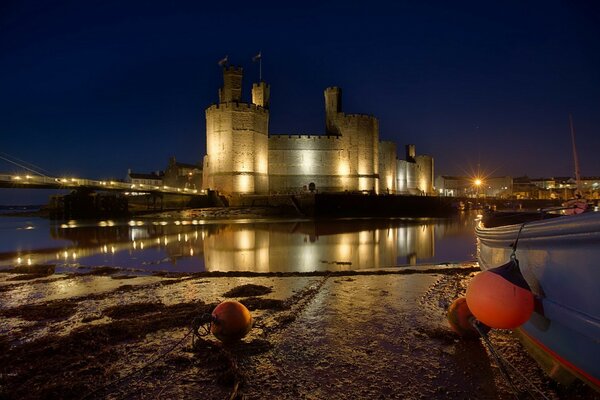 Castello nel Regno Unito di notte nelle luci