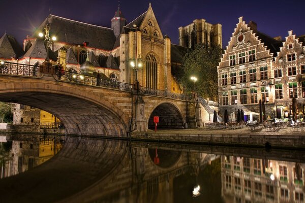 Die Stadt Belgien und ihre Nachtbrücke