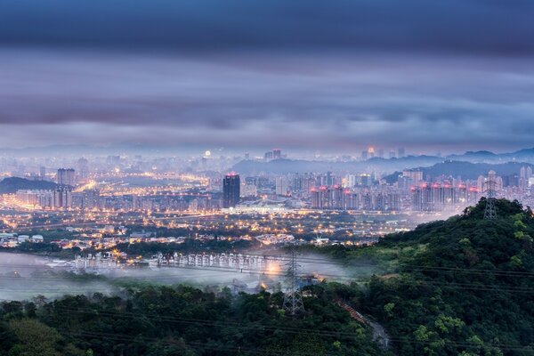 Niebla matutina en la ciudad