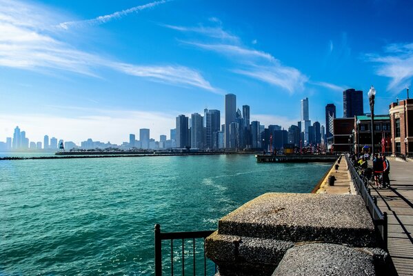 Hermosa ciudad de Chicago en el río