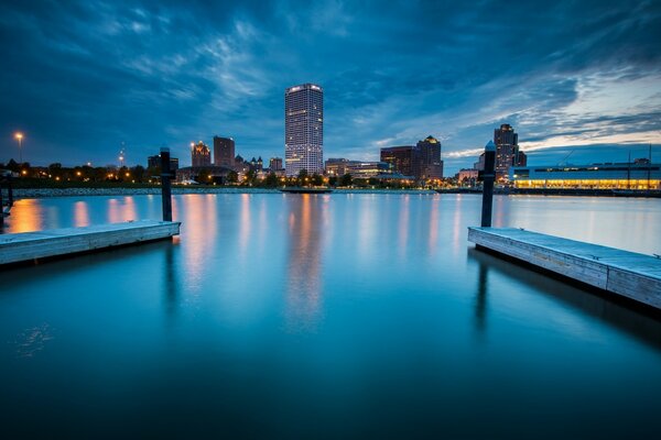 Piękny widok nocnego Milwaukee