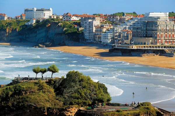 Hermosa playa junto al mar