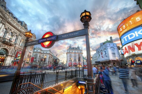 Persone e macchine per le strade di Londra