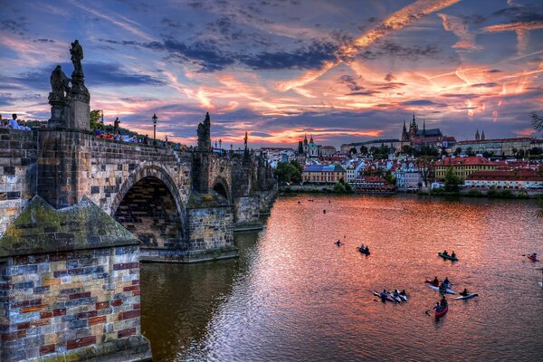 Hermosa puesta de sol en el río Praga