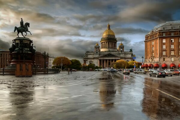 Vista de San Petersburgo en un día nublado