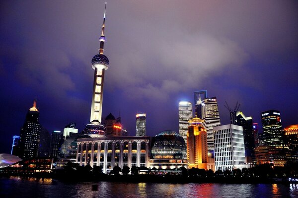 Vista della città di Shanghai in acqua