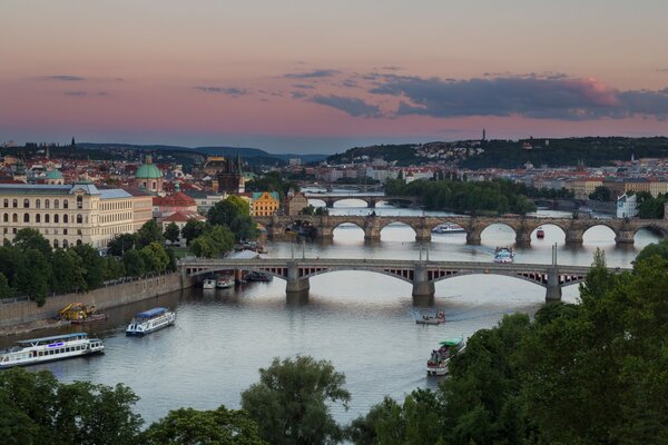 Prag ist eine Stadt mit vielen Brücken