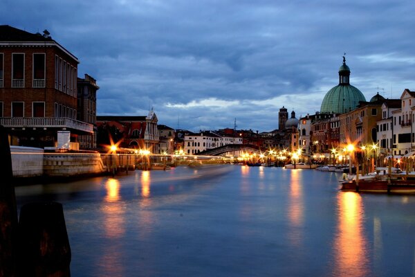 Italia. Il Canal Grande. Ponte veneziano