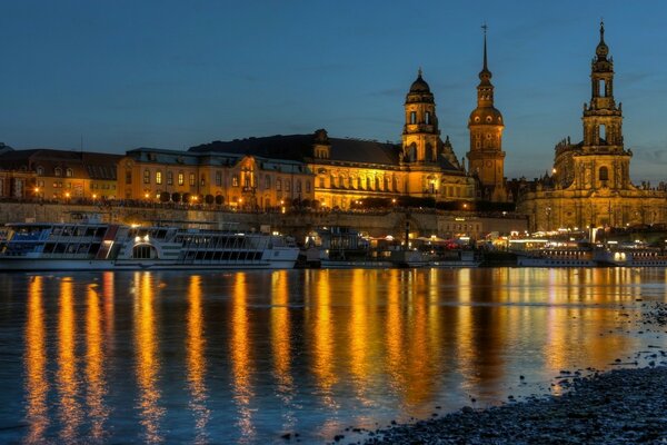 Anzeige im Wasser der nächtlichen Stadt