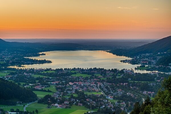 Bawaria. Panorama jeziora Tagernsee