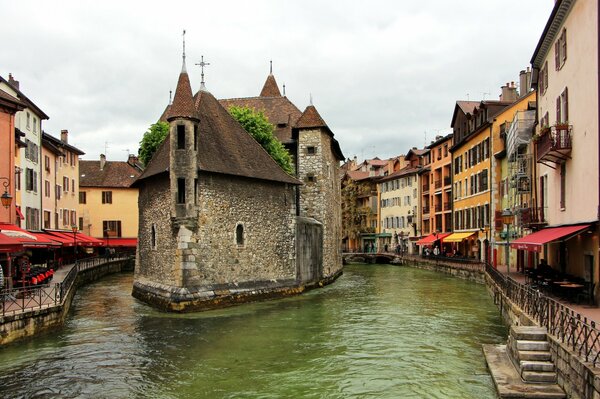 Città vecchia sul fiume