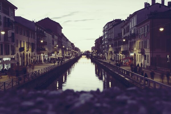 Canal del río a lo largo de la calle de la ciudad