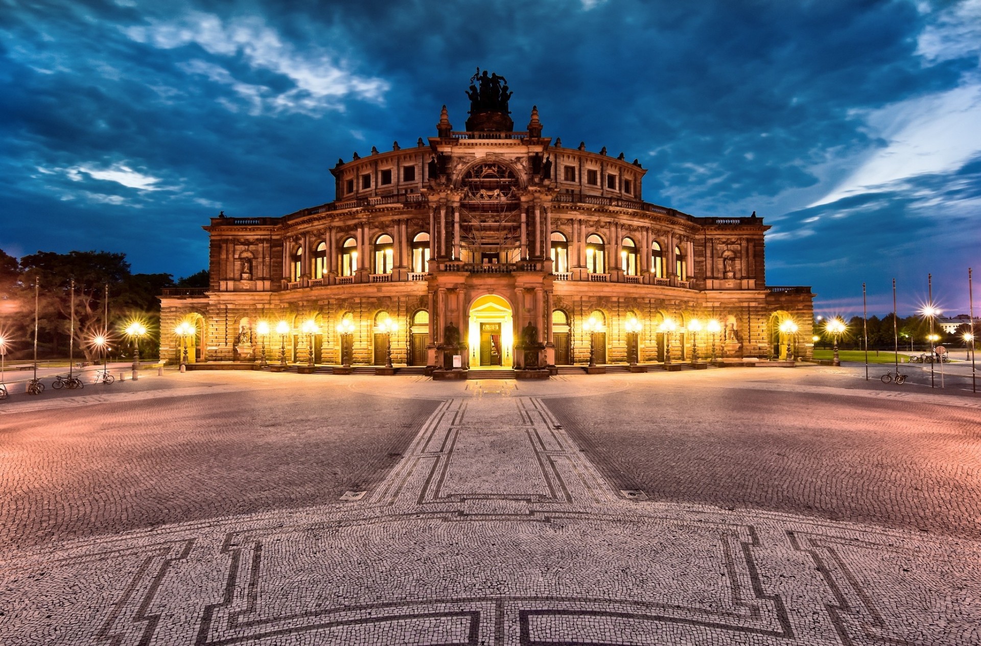 nuvole semper opera dresda città notte altstadt teatro germania piazza del teatro ristrutturazione semper illuminazione