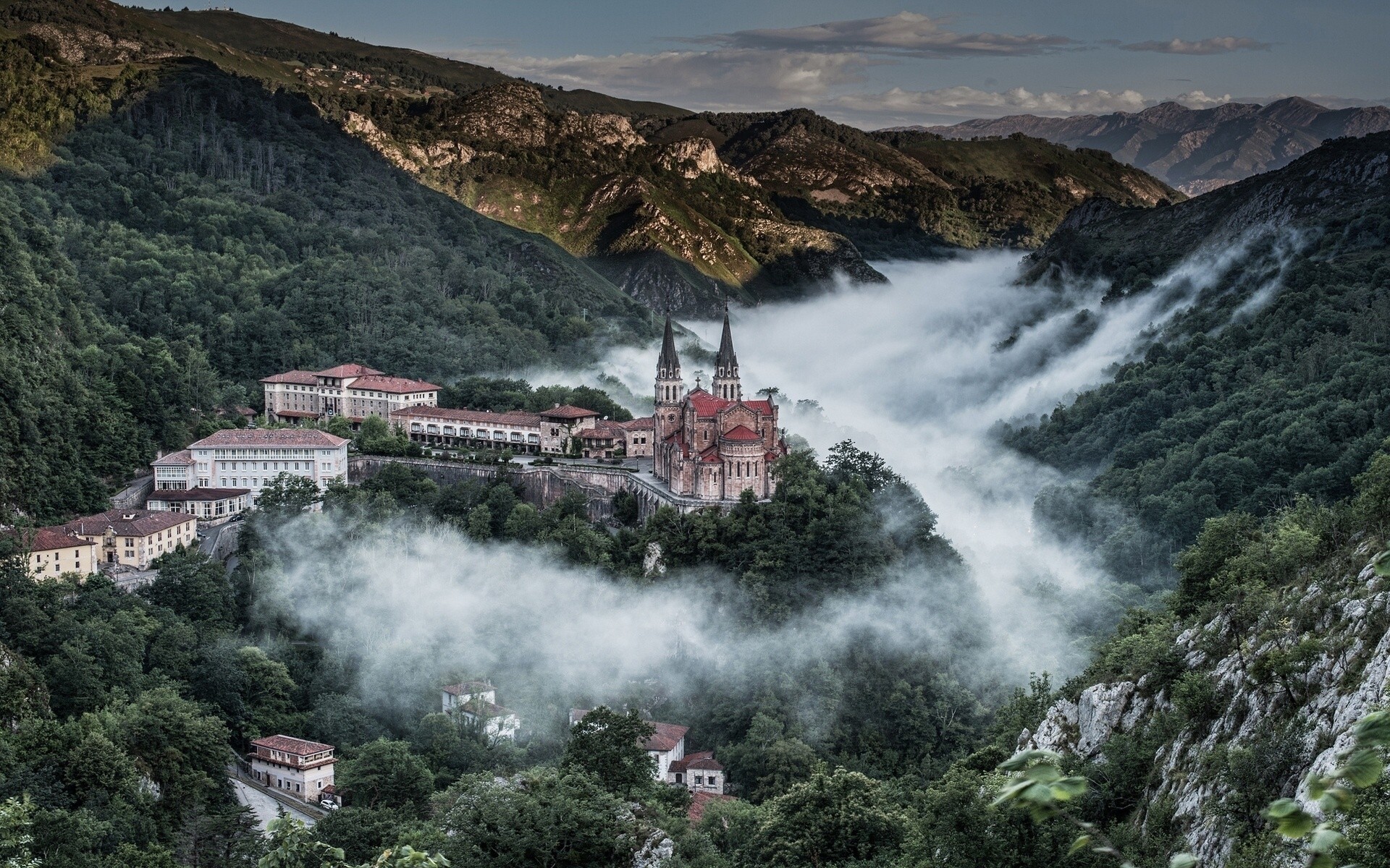 catedral paisaje asturias covadonga panorama españa montañas cordillera de los picos de europa