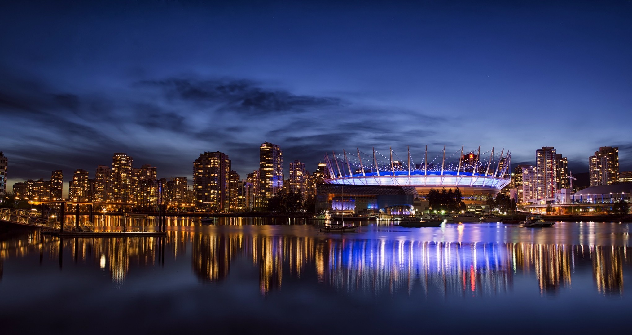 columbia británica vancouver bahía iluminación noche reflexión rascacielos cielo ciudad azul edificio canadá nubes estadio iluminación casas