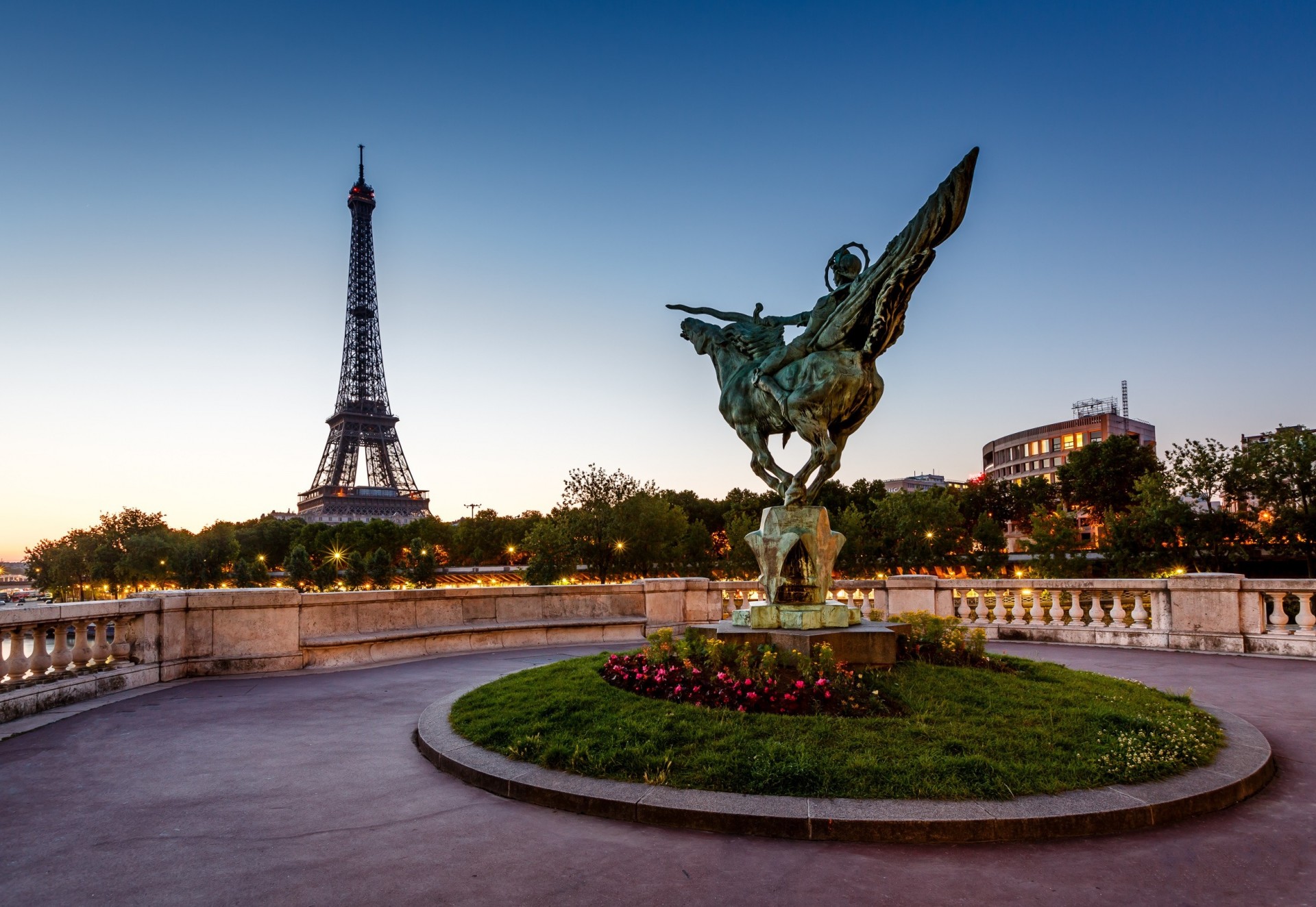 puente bir-hakeim estatua francia torre eiffel parís qatar airways escultura