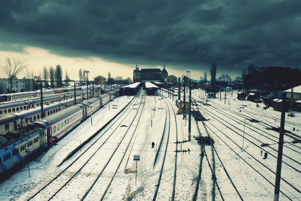 Chemin de fer en hiver. Neige sur le chemin de fer