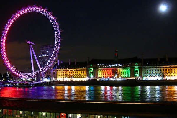 Grande roue sur les rives de la Tamise. Photo de la ville de nuit