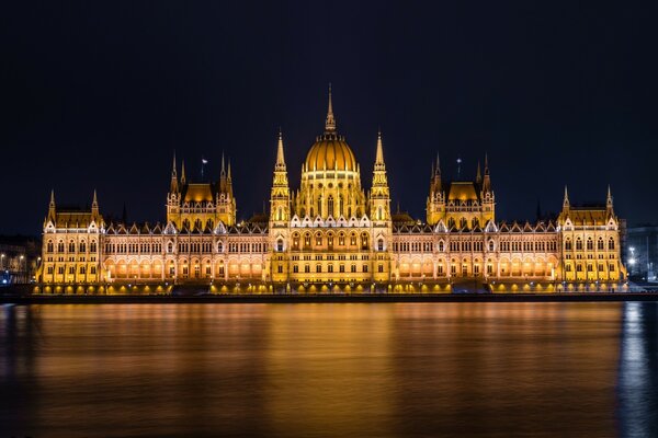 Nocny widok zamku w Budapeszcie