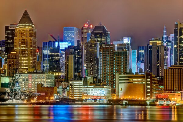 Ciudad nocturna en el río