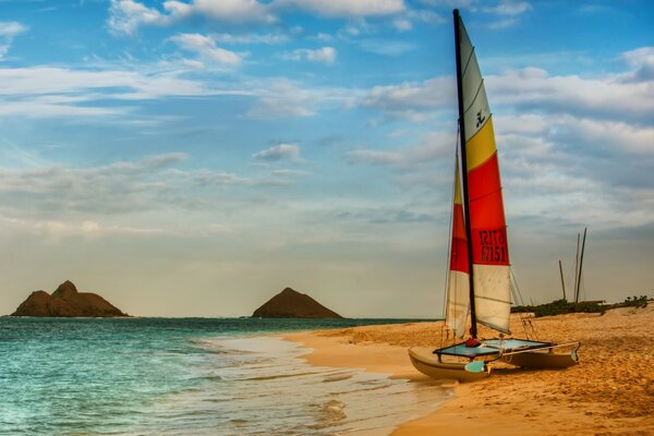 Barca nelle Hawaii sulla spiaggia di fronte all oceano