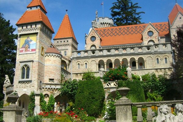 Castillo brillante en la ciudad de Hungría