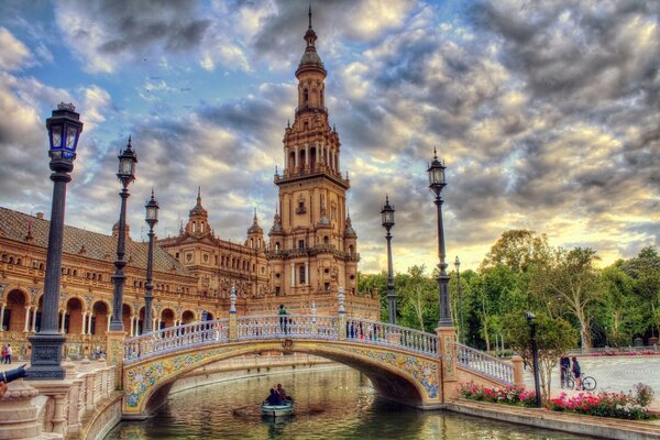 Brücke über den Fluss mit Laternen in Spanien