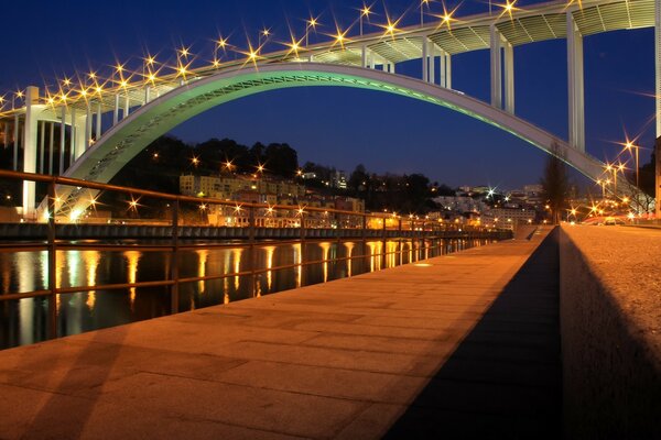 Vue de nuit du pont au Portugal