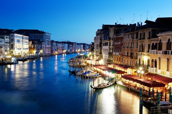 Noche veneciana sobre la ciudad