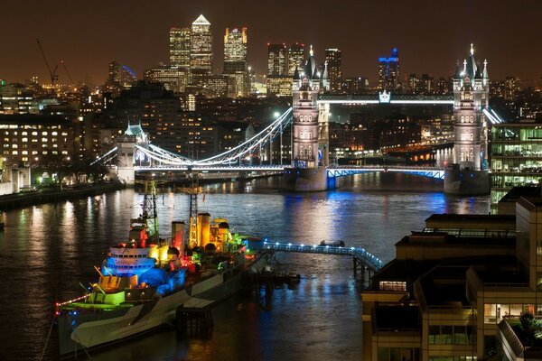 Bateau coloré avec des touristes sur la rivière de nuit