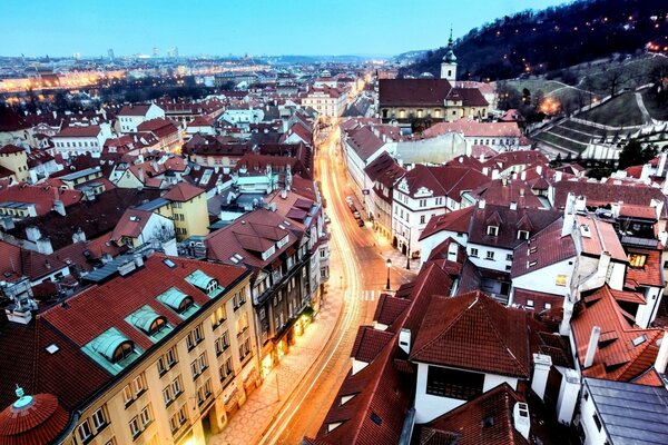 Prag aus der Vogelperspektive. Rote Dächer der Stadt