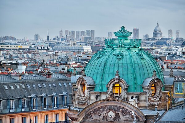 Die Dächer der bunten Gebäude der Stadt Paris