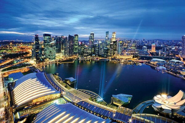 Vue nocturne de Singapour depuis la fenêtre