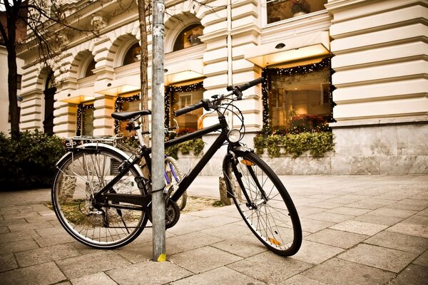 Una moto solitaria en el casco urbano