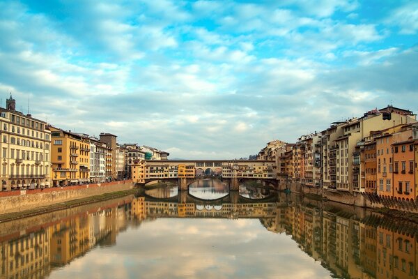 Río en Florencia. Alrededor del río casas