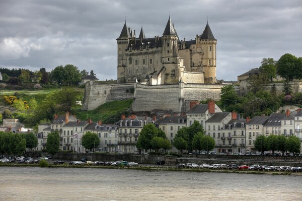 Ein Schloss am Flussufer in Frankreich