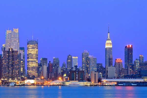 Gratte-ciel de New York sur fond de ciel bleu. Il fait nuit. Américain