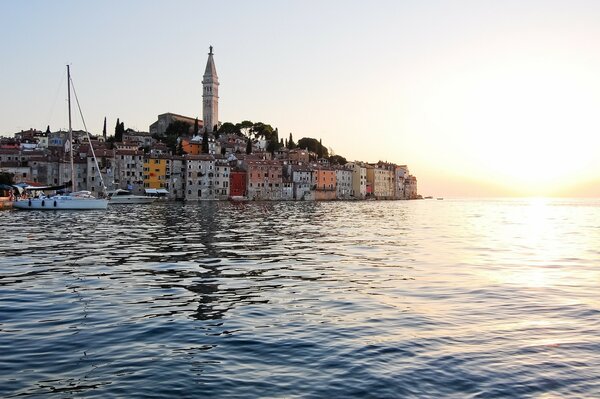 Yate blanco en el mar Adriático. Salida. Croacia