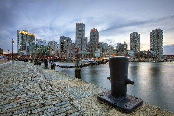 Sur le front de mer de Boston. Vue sur les bâtiments