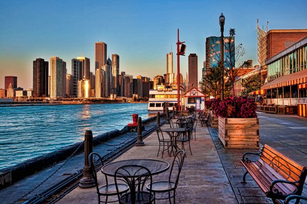 Lever du soleil à Chicago. Tables sur le front de mer. Ville